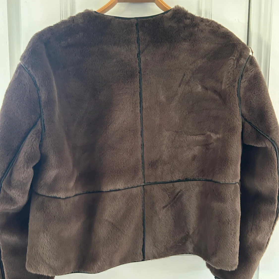 Brun pälsjacka med knäppning - 2