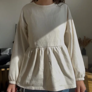 Sweatshirt med volang - Beige sweatshirt med volang från Zara