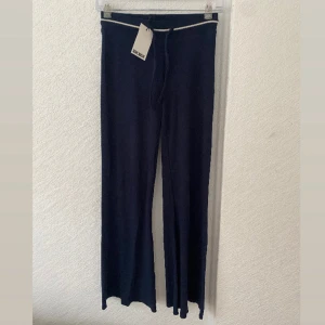 Loungebyxa  - Säljer ett par mid waist marinblåa byxor från BIKBOK, storlek xs, passar även S, nya! Jag är 163cm lång och dem passar mig på längden perfekt! Köpte dem för 349kr men säljer dem för 250kr + frakt!