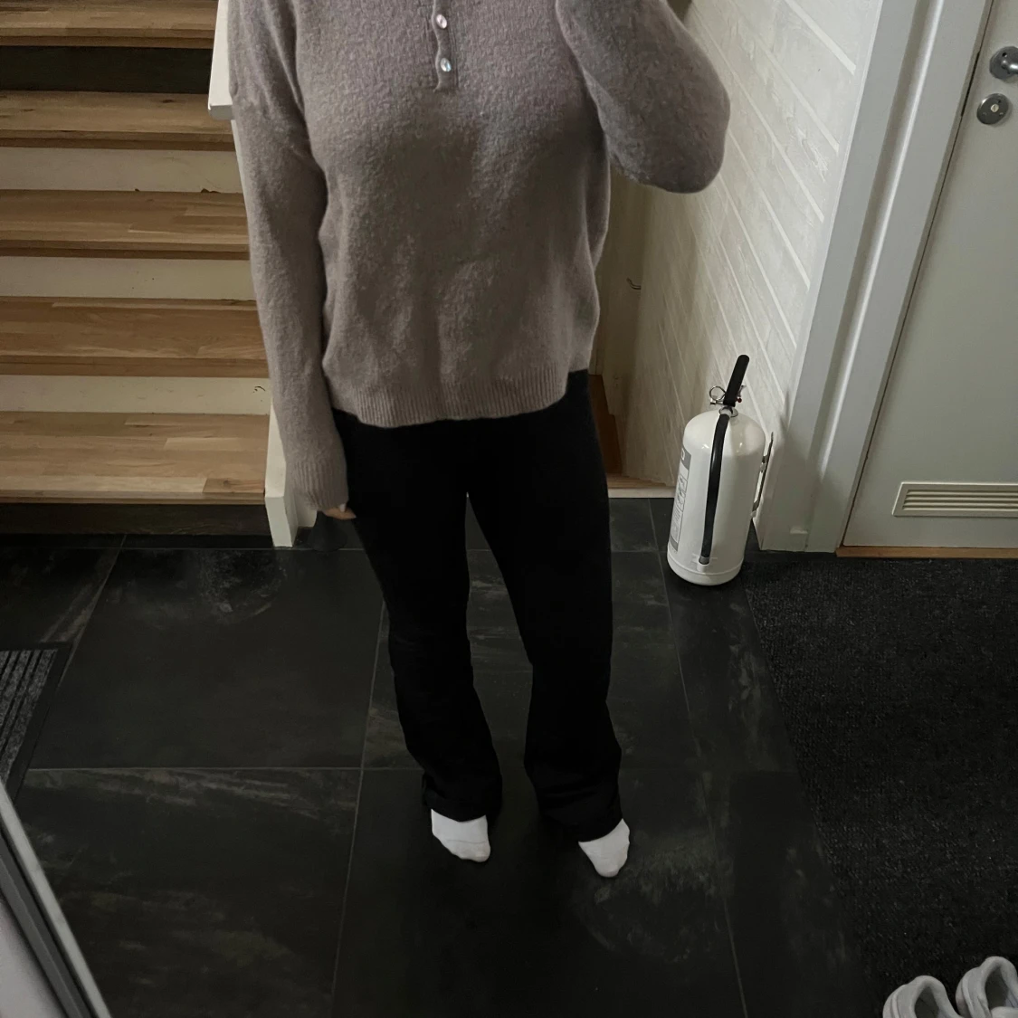 Beige stickad tröja med krage - 2