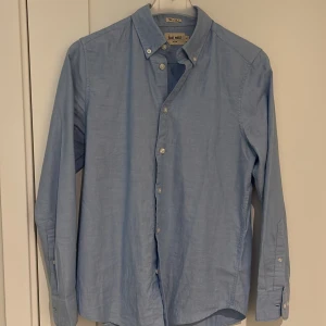 Ljusblå skjorta från East West strl xs - Hej! Nu säljer jag min skjorta från east west. Den är i strl xs och skicket är 8/10 men missfärgning i nacken som man ser på bilderna.