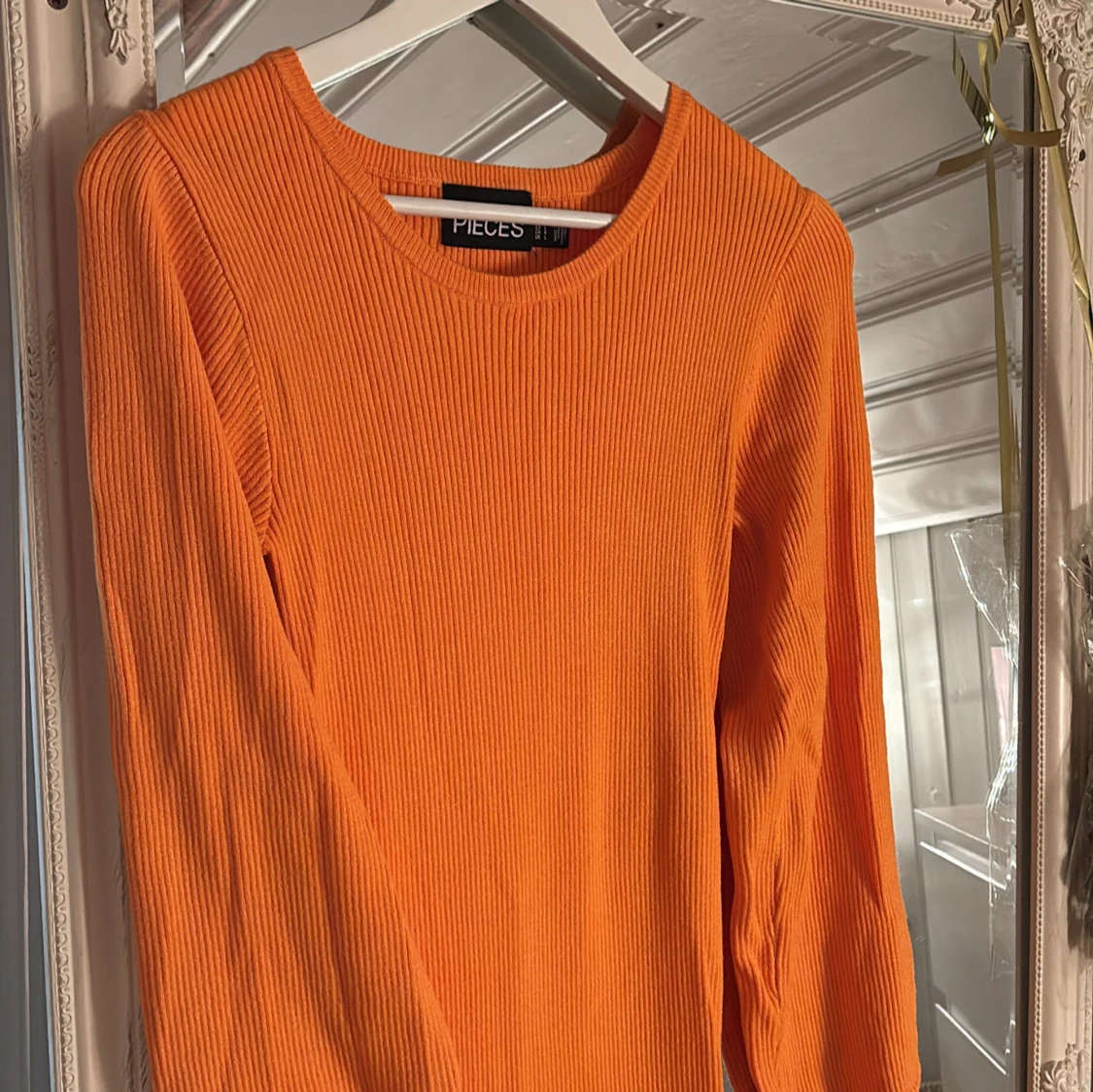 Orange ribbad långärmad klänning Pieces - 1