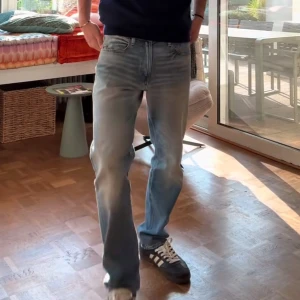 G-star Mosa  jeans - Trendiga G-star mosa jeans ”straighleg” i den populära färgen washed mid blue. Köptes nya i New york för 2200kr. Säljer de nu för 1199kr. Helt sprillans nya. Skriv vid frågor!