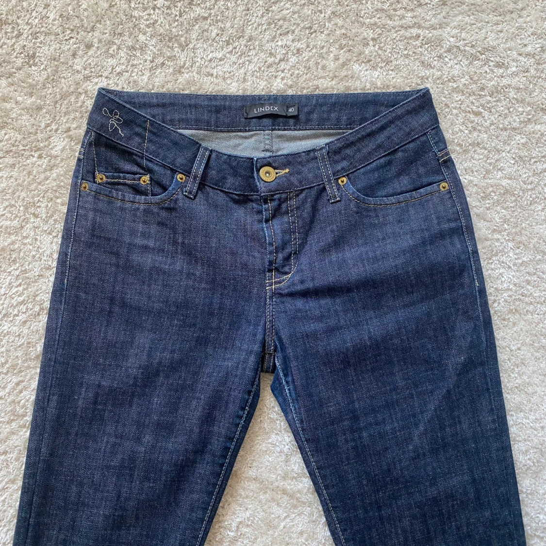 Mörkblå jeans med broderade bakfickor - 3