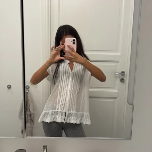 Vit lyxig kortärmad skjorta från Gant💕 - Säljer en luftig lyxig vit skjorta från Gant i linne med korta ärmar, knappar framtill och fina veckdetaljer. Skjortan har broderad spets längst ner som ger en extra touch. Perfekt för varma dagar och enkel att styla till olika outfits. Känns som S/M, jag brukar ha XS på kläder 💕