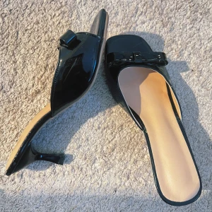 Svarta lackpumps med rosett och klack - 💞