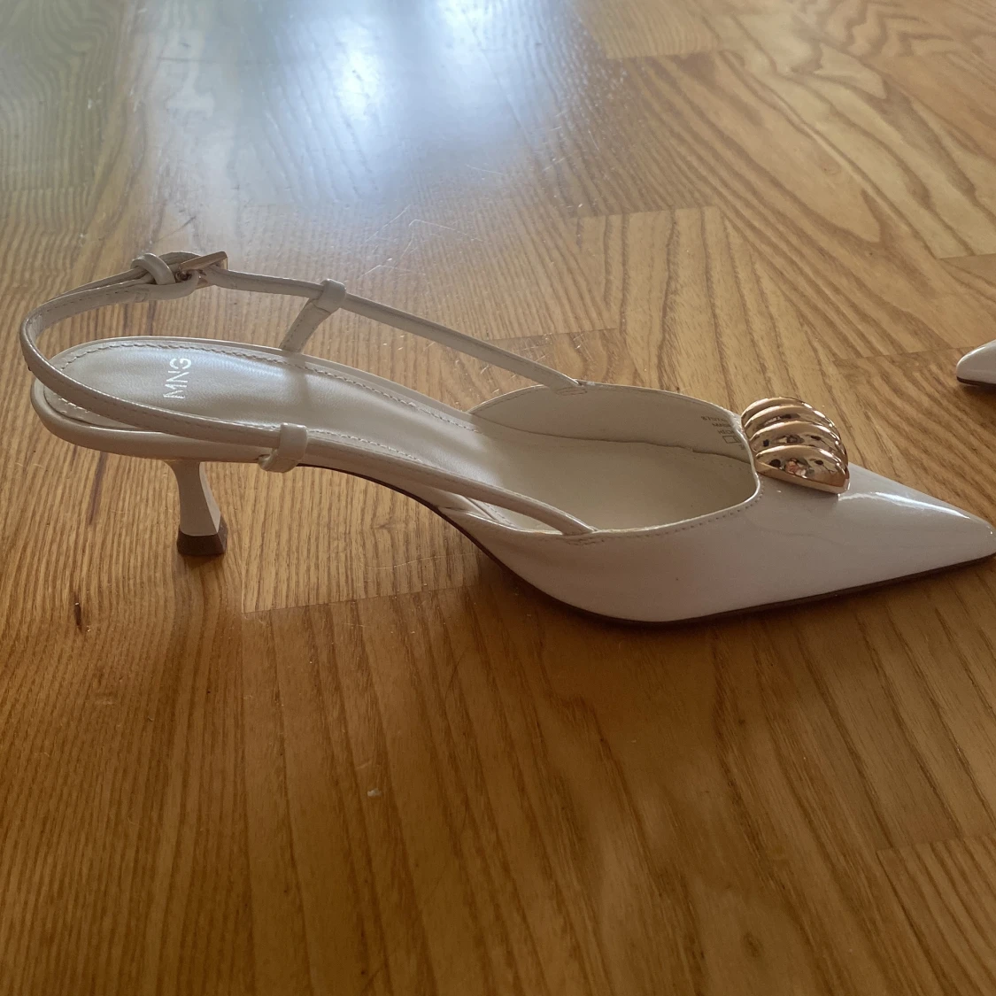 Vita pumps med gulddetalj från MNG - 1