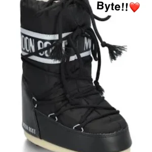 Byte av Moonboots! - Hej! Skulle nån vilja byta sina låga moonboots i svart, till ett par höga i svart skriv! Jag vill ha i storlek 36/38 och de är även de jag vill byta mot. Vill byta då jag vill ha låga istället. De är endast använda i max tre månader! Och är sparsamt använda. Kan inte se några defekter.☺️❤️