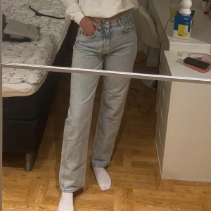 Ljusblåa raka jeans - Säljer ett par ljusblå raka jeans från Gina Tricot. Jeansen har klassisk femficksdesign, hög midja och är tillverkade i bomullsdenim. Snygg, avslappnad passform som passar perfekt till sneakers eller boots.