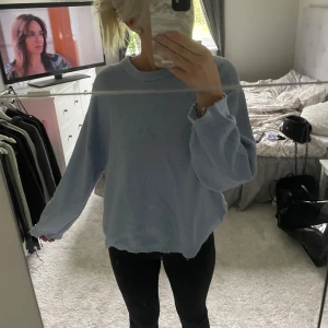 Ljusblå stickad tröja - Stickad tröja från lager 157. Den är i storlek M och sitter oversized på mig som är en xs/s💕 passar därför både beroende på hur man vill ha den!