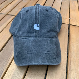 Carhartt keps - Snygg mörkgrå keps från Carhartt. Har endast använts några få gånger. Bra skick