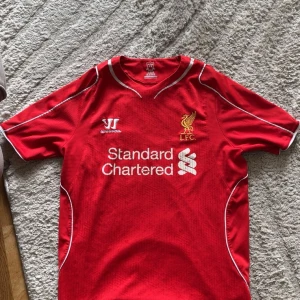 Liverpool matchtröja  - Säsong 13/14 strl S inget namn där bak