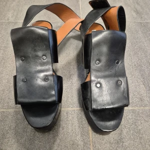 Snygga läderklackar st 36  - Snygga klackar i äkta läder från &otherstories. Knappt använda.