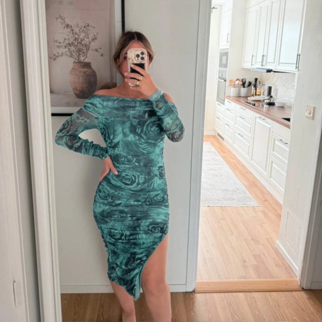 Grön mönstrad offshoulder klänning