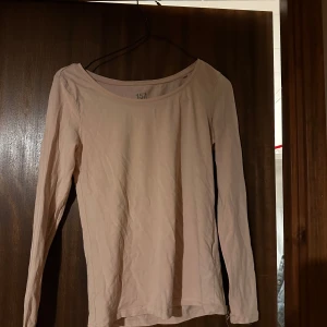 Ljusrosa långärmad tröja 157 - Enkel och stilren ljusrosa långärmad tröja från 157. Tröjan har rund halsringning och är tillverkad i mjuk bomull, .