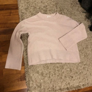 Ljusrosa stickad tröja  - Supermjuk ljusrosa stickad tröja från Gina Tricot. Tröjan har breda ribbade muddar vid ärmslut och nederkant, rund halsringning och en relaxed passform. Perfekt för mysiga dagar och enkel att styla med jeans eller kjol💗💗💗köpt för 349🫶🏻