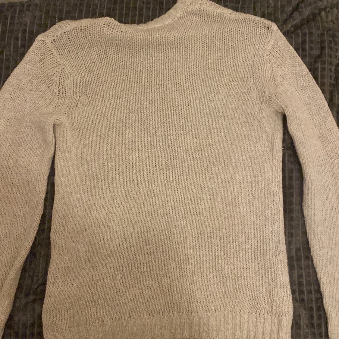 Beige stickad tröja med rund hals - 1