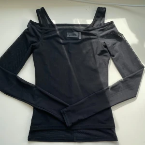 Svart mesh offshoulder topp Weekday - Säljer en svart mesh topp från Weekday. Den är offshoulder och har även ett inbyggt linne i samma tyg. Skriv om ni har frågor!!🖤