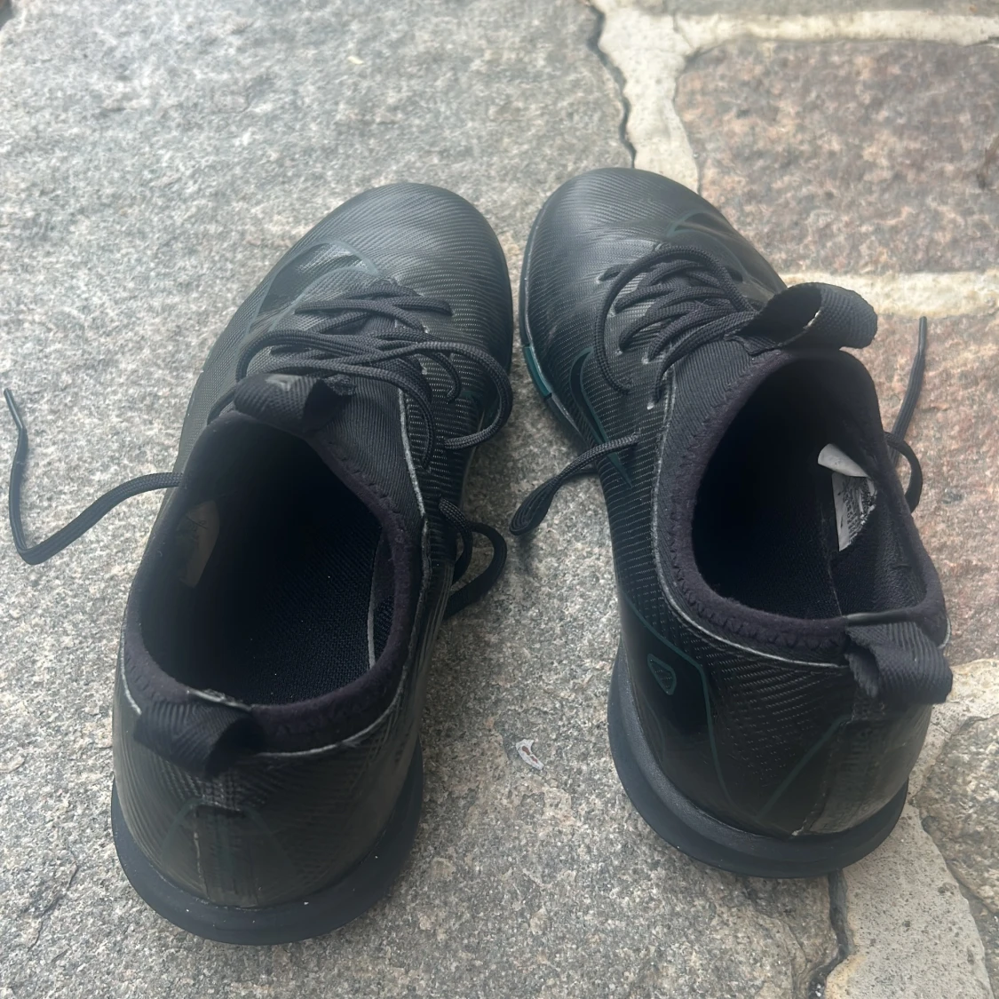 Svarta Nike fotbollsskor med snörning - 2