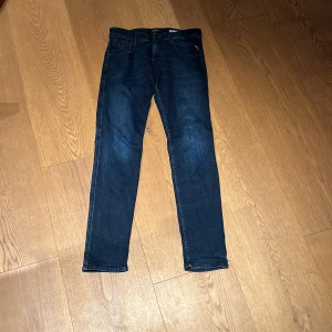 Replay Anbass slim jeans mörkblå - Snygga mörkblå Replay Anbass jeans i slim fit med klassisk femficksdesign. Ny pris 1600kr. Jeansen är näst helt ny använt de typ 2 gånger.