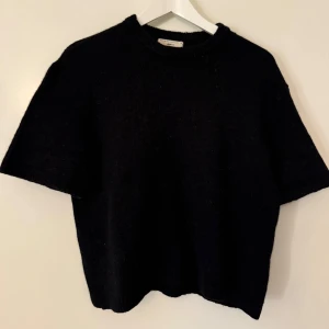 stickad t shirt  - stickad t shirt från gina, använd 2 ggr så den e helt i nyskick. 