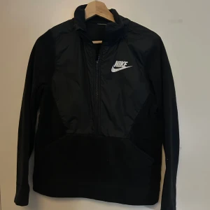 Nike hoodie - En riktig snygg och varm Nike hoodie. Inga defekter och är i toppskick. Vid några funderingar är det bara att skriva i dm!