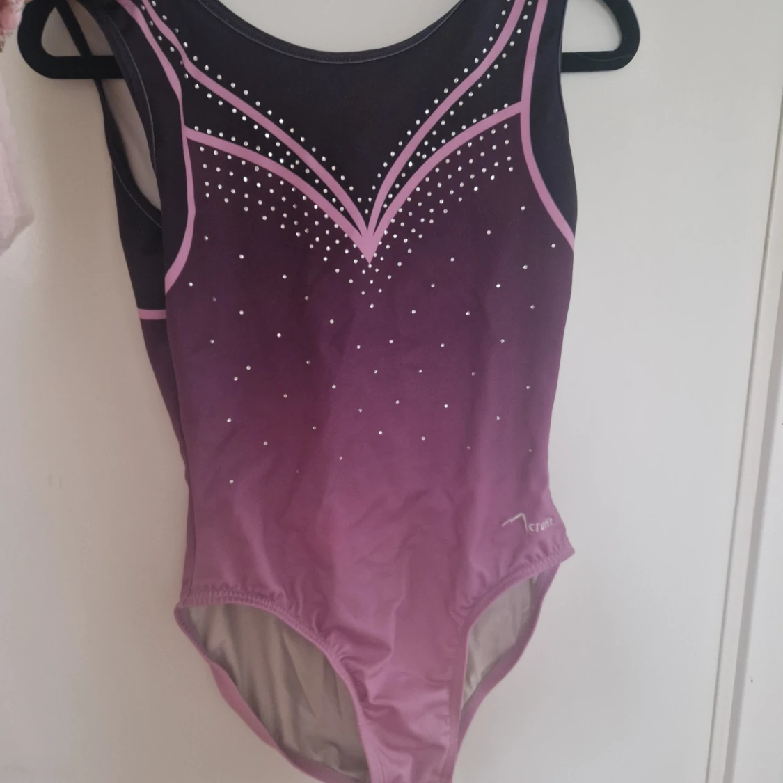 Lila och svart gymnastikdräkt - 1