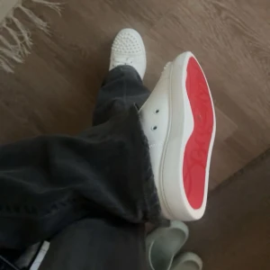 Loubs - Vita med spikar. 39 (Gammal bild)