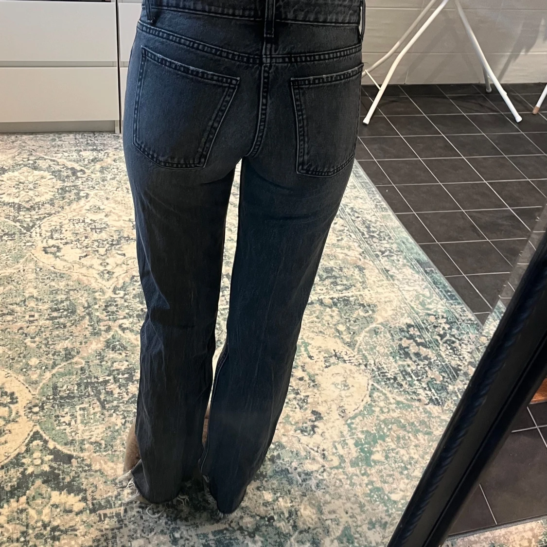 Mörkgrå raka jeans med medelhög midja - 1