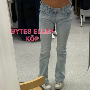 True Religion ljusblå bootcut jeans - Jeansen är för stora för mig så jag kan tänka mig att byta mot ett annat par low waist jeans i stl 23.  Dom är nästan helt nya. Dom går även att köpa på en annan annons jag har lagt upp. Färg spelar mig inte så stor roll så om du har några jeans i denna stilen, skicka det till mig!!