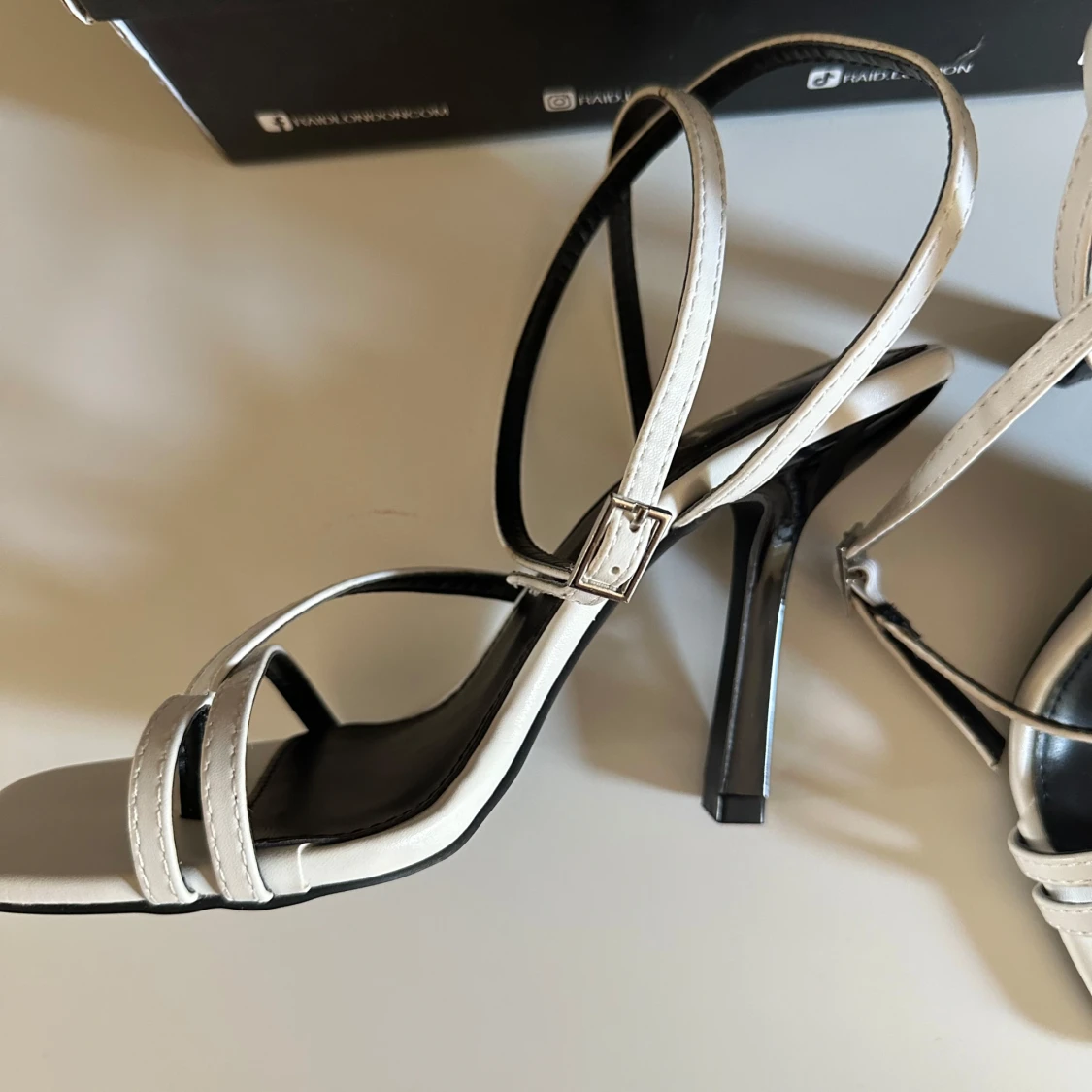 Vita sandaler med klack från RAID london  - 2