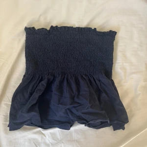 Mörkblå tubtopp  - Supersöt mörkblå tubtopp med smockad överdel och volang nertill. Kan användas som både överdel och underdel, priset går att diskutera!🩷