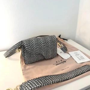 ATP Atelier axel/axelrems väska - Helt ny, dustbag medföljer💞priset går att diskutera!   Crossbody rem ca 80 cm Axel rem ca 32 cm Måttet på väskan: 	 Höjd 12 cm  Bredd 19 cm Djup 6 cm Köpt för 5500kr