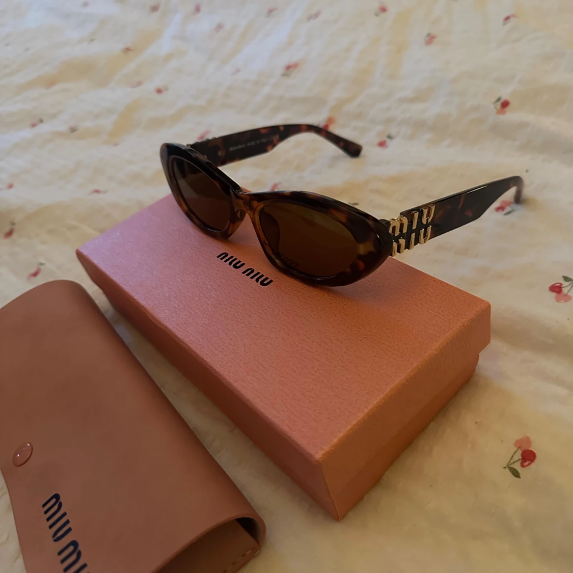 Bruna cat eye solglasögon från Miu Miu
