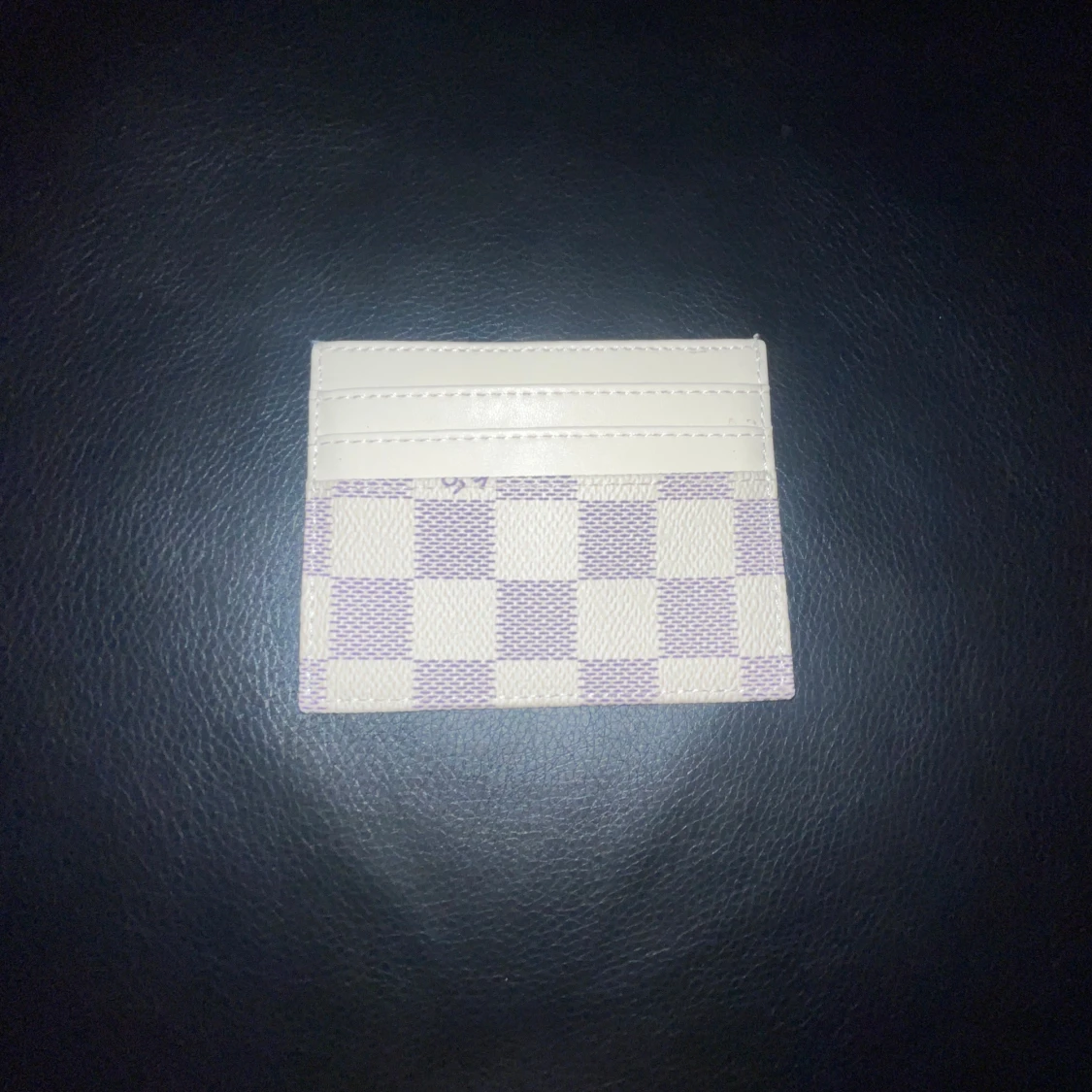 Vit och lila rutig kortplånbok