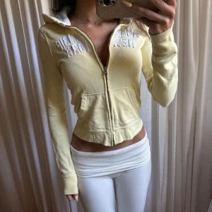 Abercrombie & Fitch hoodie - Säljer den trendiga Abercrombie & Fitch hoodien i finaste gula färgen och passformen!!⭐️⭐️💛