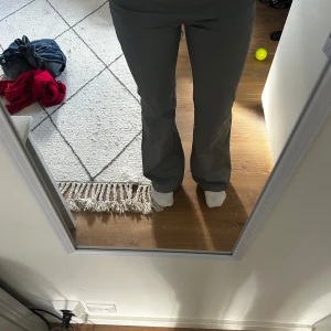 Grå bootcut byxor med låg midja - Helt nya och aldrig använda snygga grå byxor med bootcut och låg midja. De har en tight passform upptill och släpper ut vid benen!