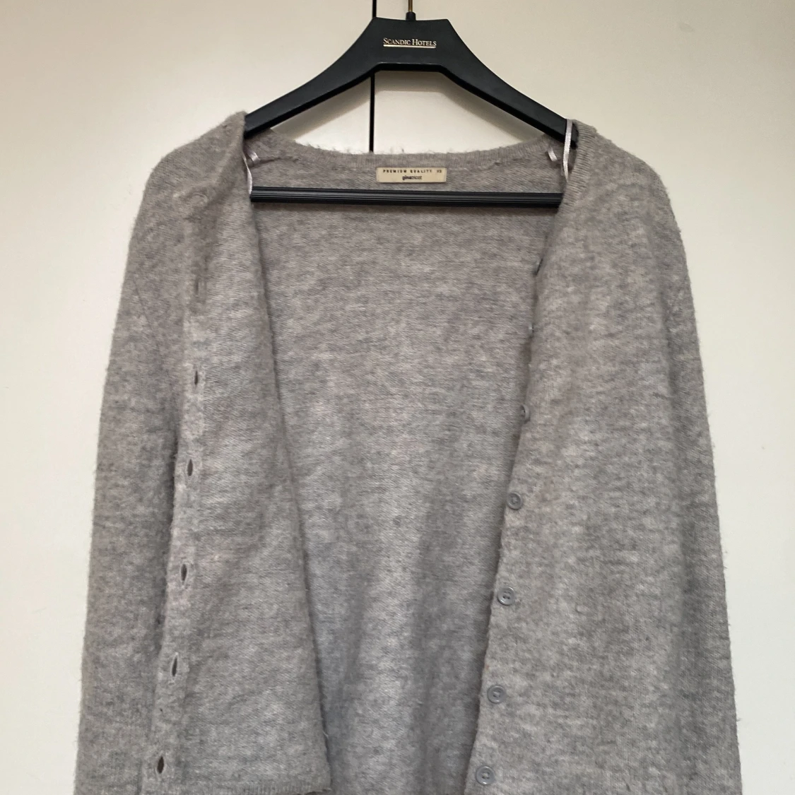 Grå stickad kofta från Gina Tricot - 4