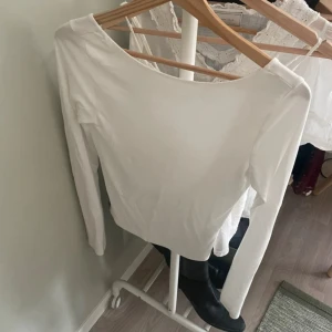 Vit långärmad backless topp  - Säljer en vit långärmad backless topp från Gina Tricot i storlek S. Skriv för frågor eller prisförslag!❣️