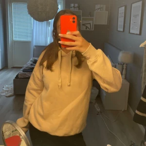 Beige hoodie - Säljer en beige hoodie från Lager 157 i storlek S. Tröjan har luva med snörning och är långärmad. Mjuk insida och klassisk passform. Enkel och stilren design som funkar till det mesta. Använd men bra skick💗