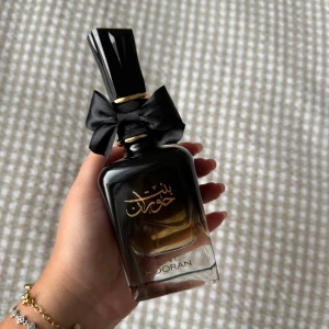 Bint Hooran Parfym 🖤 - 50 ml oanvänd Bint Hooran av Al Zaafaran. En fantastisk flaska med doftnoter av vanilj, ros, mandel, citrus och vita blommor. Supersexig och perfekt för utekvällar.