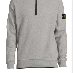 Snygg ny tröja stone Island med Zip  - Knappt använd gråmelerad stone Islandtröja, så nyskick. Tvättad 1 gång. Nypris 3200. Givetvis äkta. 