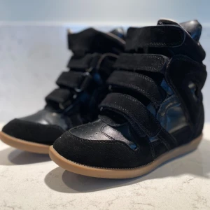 Svarta Isabel Marants - Måste tyvärr sälja dessa sjuuukt snygga Boots från Isabel Marant perfekta inför lite kallare väder. Inga som helst defekter eller skador bara för små för mig 💔 Hör av dig om du är intresserad och har några frågor! 💓💓