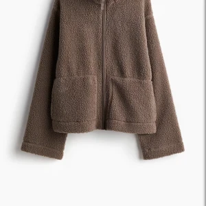 Brun teddyjacka från hm - Mysig brun teddyjacka med två stora fickor framtill och hel dragkedja. Jackan har en avslappnad passform och är perfekt för kyliga dagar. Materialet är fluffigt och ger en skön känsla. Långärmad modell som passar till många olika outfits.