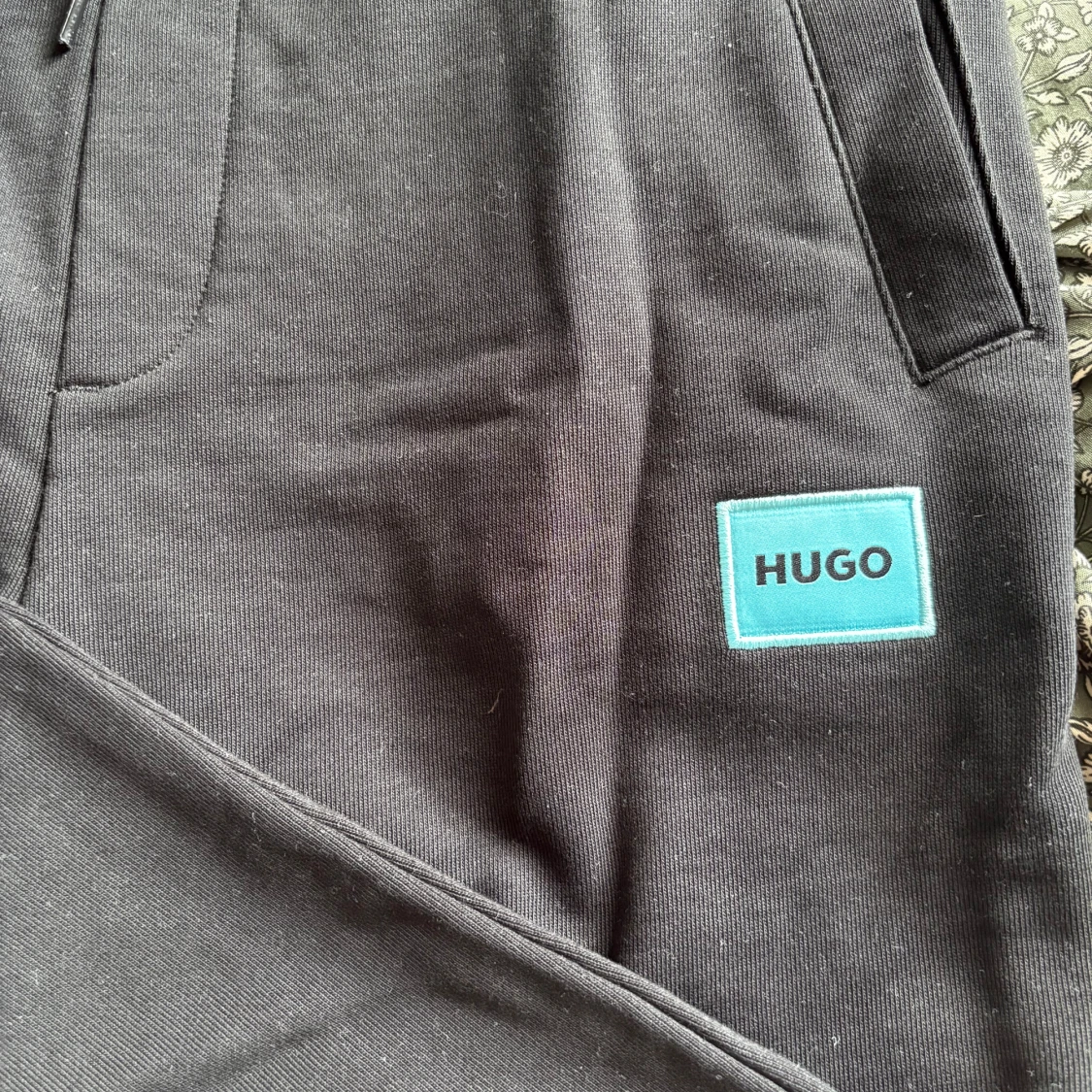 Svarta mjukisbyxor från Hugo och t shirt  - 4