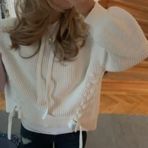 Hm stickad hoodie - Galet snygg stickad hoodie med snörning!💕💕Storlek M, andra bilden är min🥰