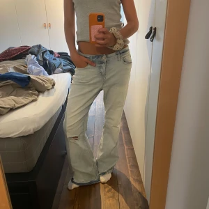 Ljusblå jeans  - Bra skick! I ett stretchigare material så passar mellan storlekarna s och en större M🔥🔥