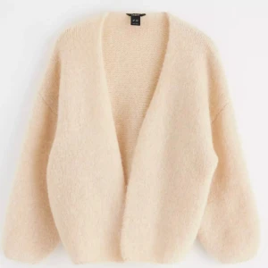 Super fin kofta - Säljer denna kofta då vill köpa den i en annan storlek. Köpt för 399, säljer för 300kr🩷storlek m/l men skulle mer säga s/m. Nästan aldrig använd! Så ny skick!