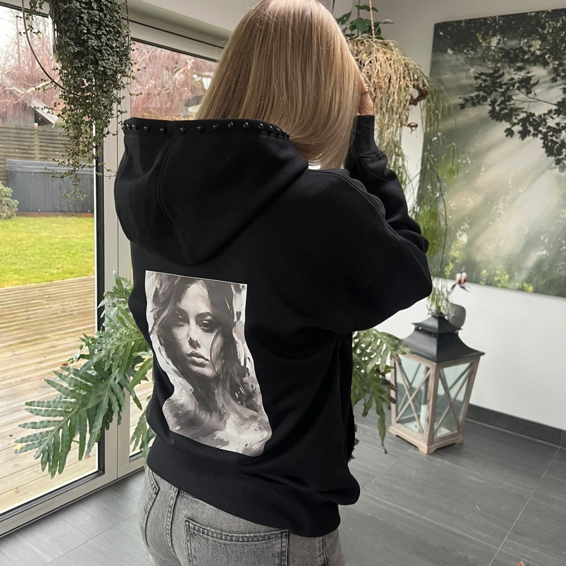 Svart EmpowerWear hoodie med nitar
