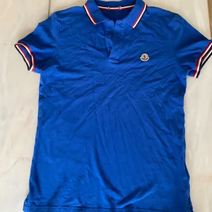 Blå Moncler t-shirt med krage - Snygg blå pike från Moncler